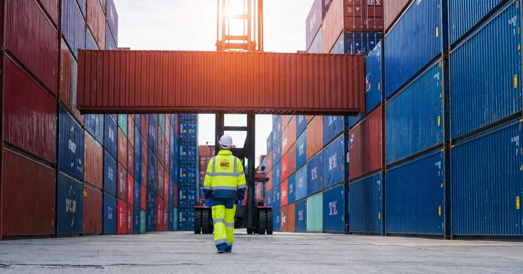 Inspektør på vej gennem en containerterminal – Inspektioner & Analyser